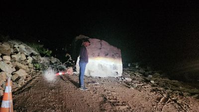 Kastamonu'da heyelan tehlikesi olan bölgede dağdan düşen kaya yolu ulaşıma kapattı