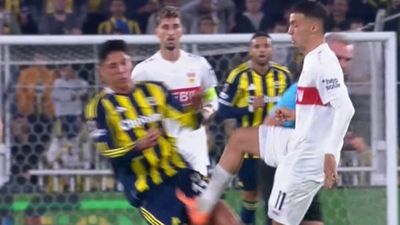 Kırmızı kart beklenmişti: Edson Alvarez'in faul sonrası son durumu