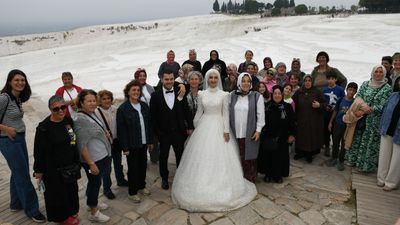 Denizli'de düğün çekimi yapan çifte, turistler takı taktı