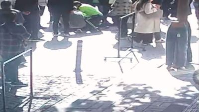 İstanbul'da yürürken kalp krizi geçiren yaşlı adamı polis suni teneffüs ile kurtardı