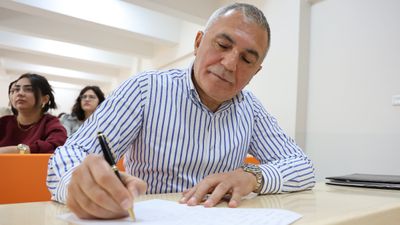 Aksaray'da 58 yaşındaki dede, üniversitede torunuyla beraber eğitim görüyor