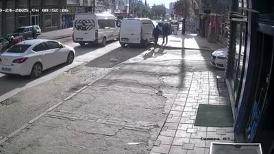 Bursa'da geri manevra yapan sürücü, yayayı yola savurdu