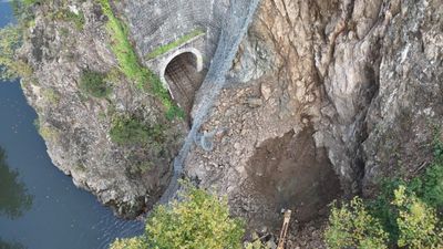 Karabük'te heyelan ulaşımın aksamasına neden oldu: Demir yolu kapandı