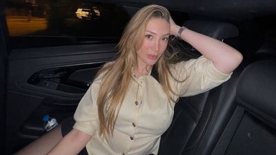 Yasmin Erbil, saçlarını pembeye boyattı! Yeni imajı da beğenildi