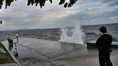 İstanbul'da fırtına: Dalgalar sahilleri dövdü