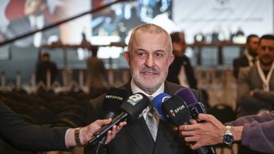 Beşiktaş'ın yeni divan kurulu başkanı Ahmet Ürkmezgil mazbatasını aldı