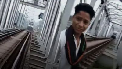 Hindistan'da raylarda video çeken çocuk, trenin altında kaldı