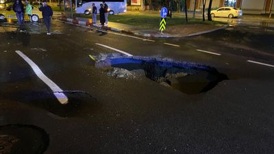 İstanbul'da sağanak yağış nedeniyle yol çöktü