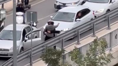 İstanbul'da sürücülerin tartışması sopalı kavgaya dönüştü