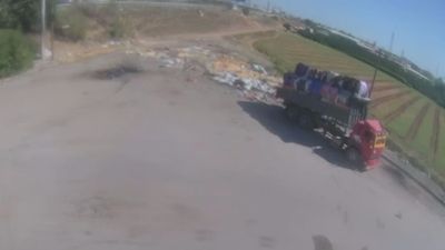 Mersin'de deniz kıyısına tonlarca tekstil atığı bırakan firma tespit edildi