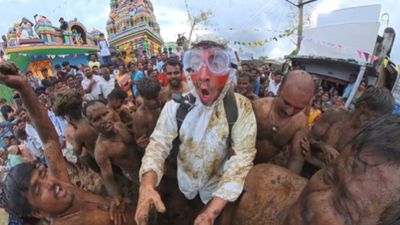 Hindistan'da inek dışkısı festivaline katılan YouTuber'ın o anları kamerada