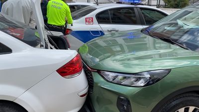 Aksaray'da bir otomobil sürücüsü park halindeki araçlara çarptı