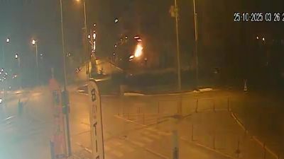 Denizli'de aşırı hızlı otomobil kavşağa uçarak girdi: Kaza anı kamerada