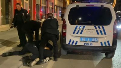 Aksaray'da dükkan basan şahıslar gazetecilere saldırdı