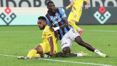 Trabzonspor-Eyüpspor maçında yürekleri ağza getiren an: Luccas Claro sedyeyle sahayı terk etti