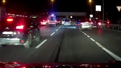 İstanbul'da kazada motosikletten fırlayan kişi ambulansın altında kaldı