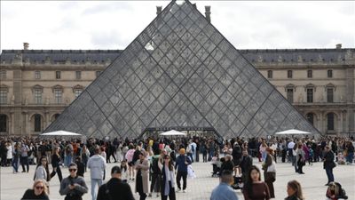 Fransa'da Louvre Müzesi'ndeki bazı mücevherler merkez bankasına taşındı