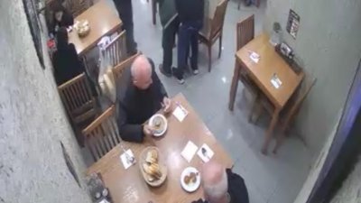 Bursa'da yemek yerken nefesi kesilen müşteriyi Heimlich manevrasıyla kurtardılar