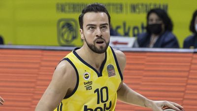 Fenerbahçe'nin kaptanı Melih Mahmutoğlu, alkollü araç sürerken yakalandı