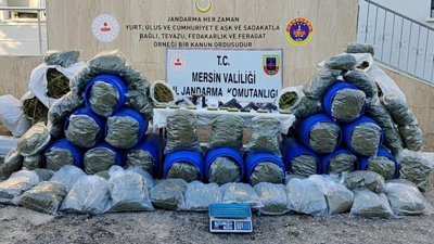 Mersin'de yüzlerce kilo uyuşturucu ve silahlar ele geçirildi