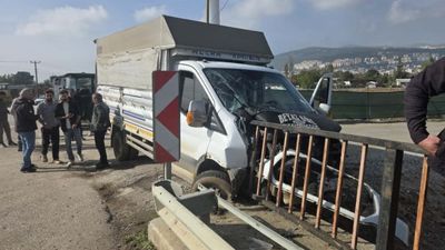 Bursa'da kamyonet, köprü demirlerine saplandı