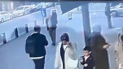 İstanbul'da çocukla beraber hırsızlık yapan kadının rahatlığı pes dedirtti