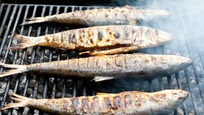 Izgarada balık pişirmek için 3 pratik yöntem: Yapışma sorunu tarih oluyor