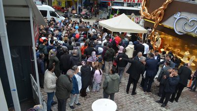 Kocaeli'de kuyumcu açılışında altın ve saat hediye edildi: İzdiham yaşandı