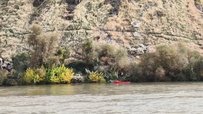 Elazığ'da baraj kapakları açılınca 4 kişilik aile nehirde mahsur kaldı