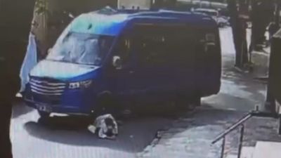 Maltepe’de minibüs, yayaya çarptı