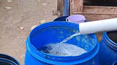 Bursa'da bir vatandaş susuzluk tehlikesine varillerle çözüm buldu