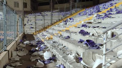 Afyonkarahisar'da taraftarlar, binlerce koltuğu söküp attı