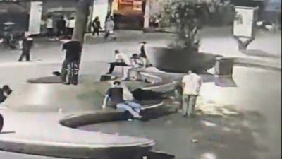 İstanbul'da  bankta uyuyan adamın telefonunu çaldı: Mağduru yanlış tarafa yönlendirdi