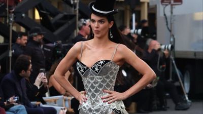 Justin Bieber eşi ve eski sevgilisiyle konserde! Görüntüler yine gündem oldu