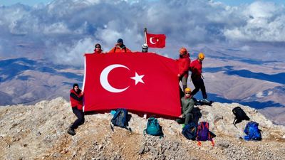 Dağcılar Emler Zirvesi’nde Cumhuriyet coşkusunu yaşadı