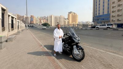 Motosikletle umre yolculuğunu tam 15 bin kilometreyle tamamladı