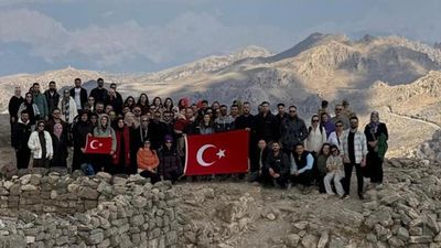 Cudi Dağı’nda 100 kişiyle Cumhuriyet yürüyüşü