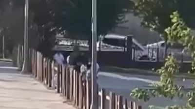 İstanbul'da gençlerin acımasız kavgası: Yere düşen kişininin kafasını tekmelediler