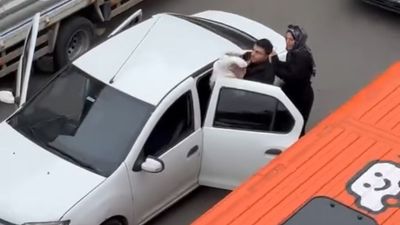 İstanbul'da takip ettiği aracın önünü kesti: Otomobilden indirdiği kadını darbetti
