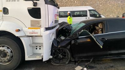 Van'da yakıt tankeri ile otomobil kafa kafaya çarpıştı: 3 ölü 4 yaralı