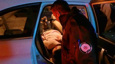 Aksaray'da alkollü şahıs çalışır vaziyetteki otomobilde kapısı açık halde sızdı