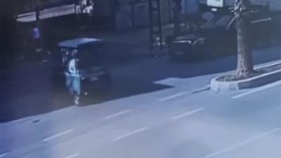 Adana'da otomobilin golf aracına çarptığı kaza kamerada: 2'si ağır 3 yaralı