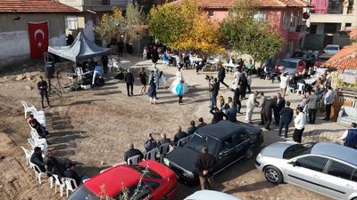 Kırıkkale'de hacca gidemeyince evlenen çifte destek oldular