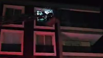 İzmir'de itfaiye ekipleri depreme vinç üstünde yakalandı