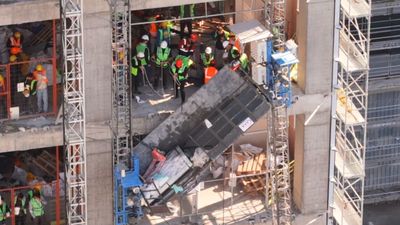 Bahçelievler'de arıza yapan inşaat asansöründeki işçiler kurtarıldı