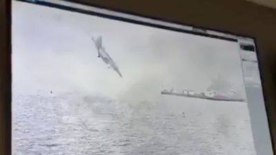 ABD savaş uçağının Güney Çin Denizi'ne çakılma anları