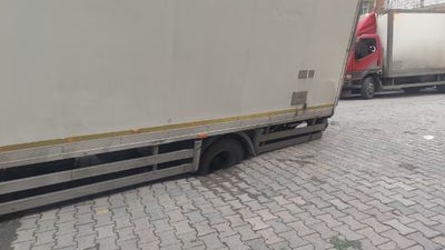 İstanbul'da yol çöktü: Kamyonun tekeri çukura saplandı