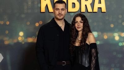 Aşıklar davette! Çağatay Ulusoy galaya sevgilisi Aslıhan Malbora ile katıldı