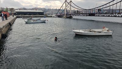 Balıkesir'de iddiayı kaybeden genç kış günü denize atladı