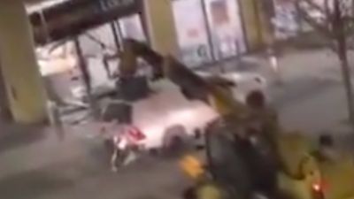 İngiltere'de iş makinesi ile ATM çalan hırsızlar kayıplara karıştı